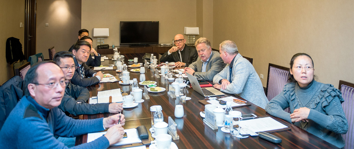 美国康宁翰集团董事长一行来今年会官网集团交流座谈